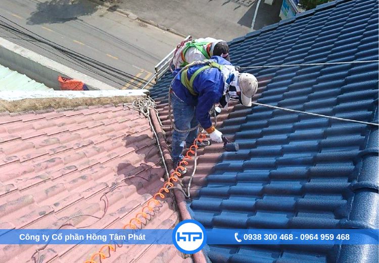Đội ngũ HTP tiến hành sơn mái ngói đủ các bước trong quy trình đạt chuẩn